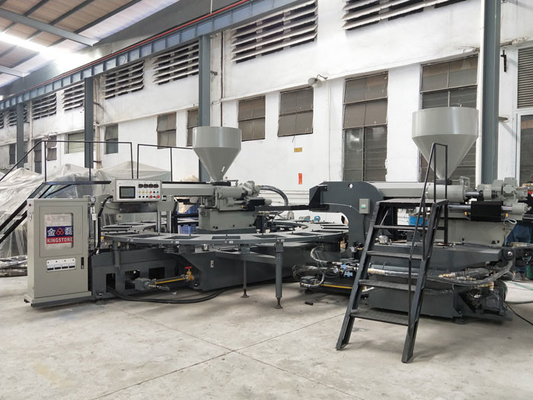 Roterende PCU van 2 Kleurenpvc Pantoffel die Machine met Lucht Blazend Systeem maken