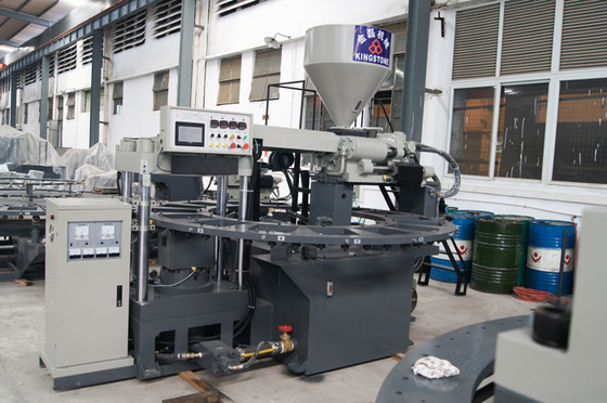 Één Kristal Plastic Schoenen die van Kleurenpvc Machine met de Kringsontwerp van de Oliedruk maken