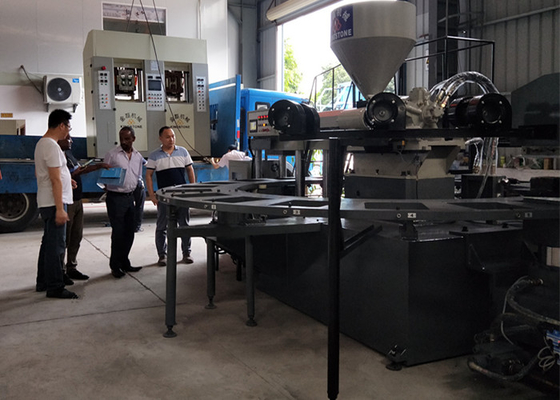 De Injectiemachine Rubberchappal die van lucht Blazende Schoenen Machine maken
