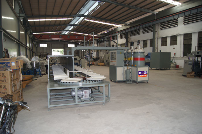 Drie Tanks 40 Postenpu Injectie het Vormen Machine met 11*4.9*2.7m Grootte